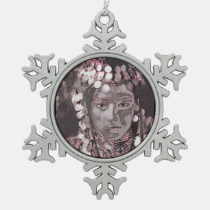 Sinti und Roma in Champagne Pink Headdress Schneeflocken Zinn-Ornament