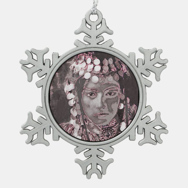 Sinti und Roma in Champagne Pink Headdress Schneeflocken Zinn-Ornament (Vorderseite)