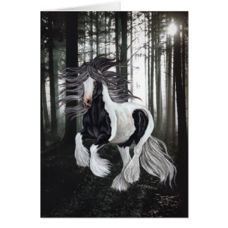 Sinti und Roma-Pferd im Wald