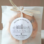 Sioux Falls Skyline | Begrüßung Runder Aufkleber<br><div class="desc">Erweitern Sie Ihre Hochzeitspakete oder Event-Gastgeschenke mit einem individuellen Set von Begrüßungsaufklebern! Diese eleganten und minimalistisch gestalteten Aufkleber sind auf eine Hochzeit in der schönen Stadt Sioux Falls zugeschnitten. Sie verfügen über eine moderne Skyline aus Deko, die den Namen der Stadt trägt und darunter integriert ist. Alle Elemente des Designs,...</div>