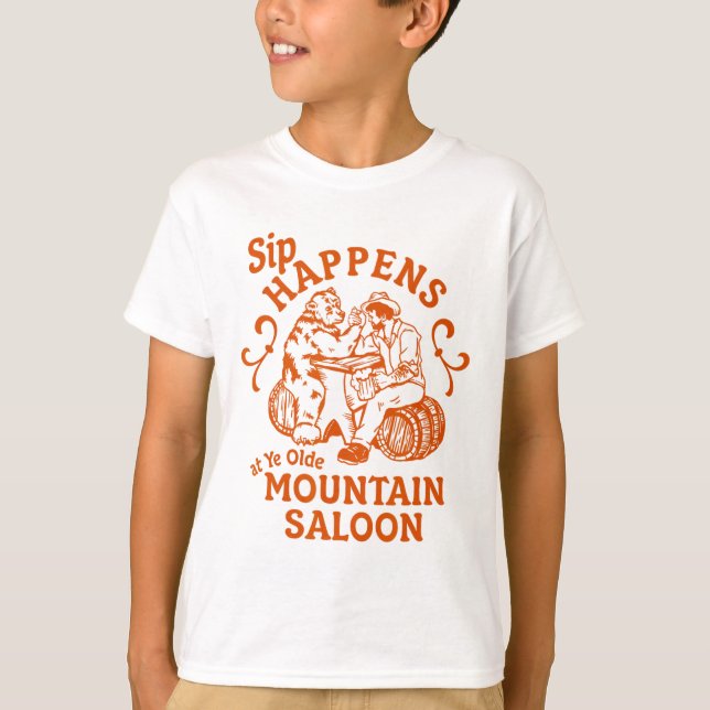 Sip Happens Ye Olde Mountain Saloon Apres Party Sk T-Shirt (Vorderseite)