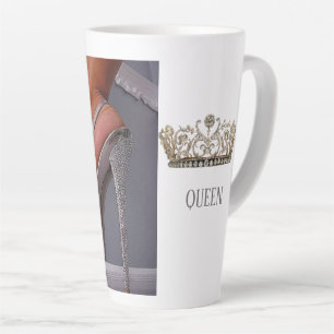 Sippen Sie wie Royalty, wenn Sie unsere Queen Tass Milchtasse