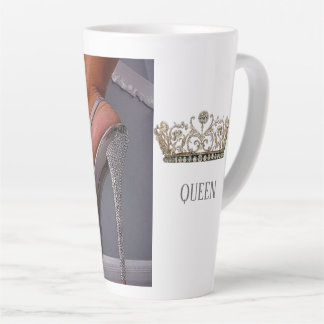 Sippen Sie wie Royalty, wenn Sie unsere Queen Tass Milchtasse