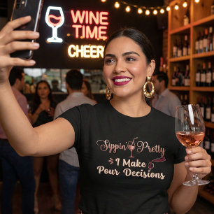 Sippin 'Pretty I Make Pour Decisions Wein-Wortspie Tri-Blend Shirt