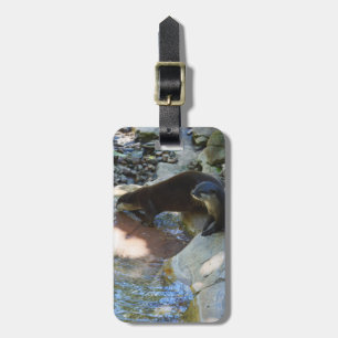 **"Sips by the Stream: Otters Drinks vom Fluss Gepäckanhänger