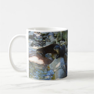 **"Sips by the Stream: Otters Drinks vom Fluss Kaffeetasse