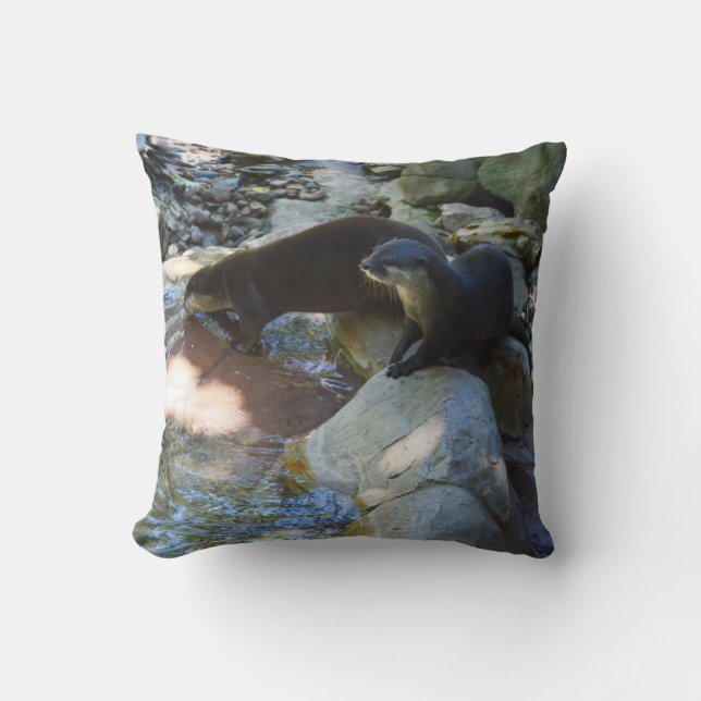 **"Sips by the Stream: Otters Drinks vom Fluss Kissen (Vorderseite)