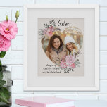 Sister Foto Gold Heart Shaped Pink Floral Frame Poster<br><div class="desc">Benutzerdefiniertes Foto-Poster, das Sie für jeden personalisieren können und ein beliebtes Sprichwort oder Wörter aus dem Herzen hinzufügen können. Ihr Foto ist Set in einen geometrisch herzenförmigen Goldrahmen. Der Rahmen aus Edelstein ist mit Aquarellbäumen aus rosa Blume geschmückt. Es ist mit dem Wortlaut "Schwester .. immer gekümmert und teilen geschrieben....</div>