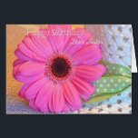 Sister Happy Birthday Pink Daisy Card<br><div class="desc">Eine hübsche Geburtstagskarte für eine Schwester mit einem rosa Gerber Daisy neben einem weißen Strohhut mit einem grünen Band mit weißen Polka-Punkten.</div>