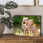 Sisters Black Script Custom Foto Holzkisten Schild<br><div class="desc">Trendfarbene Holzkastenschilder mit eigenem Foto. Ein hübsches Foto-Geschenk mit Texteüberlagerung,  in dem "Schwestern" in schwarzer Schrift steht. Die Fotovorlage ist für Sie Set,  um Ihr Foto hinzuzufügen - das Landschaftsformat wird am einfachsten zu bearbeiten sein. Bitte stöbern Sie in meinem Geschäft für weitere Foto Geschenke.</div>