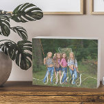 Sisters Foto White Script Custom Holzkisten Schild<br><div class="desc">Trendfarbene Holzkastenschilder mit eigenem Foto. Ein hübsches Foto mit Texteüberlagerung,  das "Schwestern" in weißer Handschrift ausliest. Die Fotovorlage ist für Sie Set,  um Ihr Foto hinzuzufügen - das Landschaftsformat wird am einfachsten zu bearbeiten sein. Bitte stöbern Sie in meinem Geschäft für weitere Foto Geschenke.</div>
