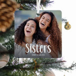SISTERS' Personalisiertes Foto Niedliche Schwester Ornament Aus Metall<br><div class="desc">Lass deiner Schwester, wie sehr sie damit geliebt wird; Niedliche Moderne Custom Foto Schwestern Weihnachtsschmuck. Design bietet lustige weiße Typografie, die 'Sisters' heißt. Laden Sie einfach Ihr Lieblingsbild hoch und personalisieren Sie die Namen/s. Die Textfarbe kann mit dem Werkzeug 'Weitere Anpassung' geändert werden. Schenkt Weihnachten, Geburtstagen oder anderen besonderen Anlässen...</div>