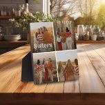 Sisters Trendy Typografy 4 Foto Keepake Fotoplatte<br><div class="desc">Feiern Sie Ihre Schwestern mit dieser niedlichen 4-fach-Foto-Sake-Plakette mit "Schwestern" in trendig transparenten Schriftzeichen am unteren Ende des oberen Bildes mit einem schönen Schwesterzitat,  das behalten oder angepasst werden kann,  um dieses Geschenk einzigartig und persönlich für Sie zu machen.</div>