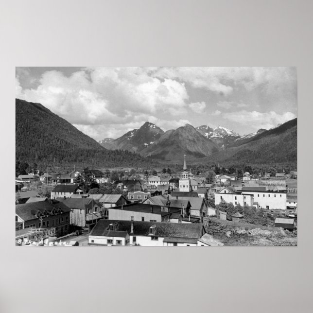 Sitka, Alaska mit drei Schwestern im Hintergrund Poster (Vorne)