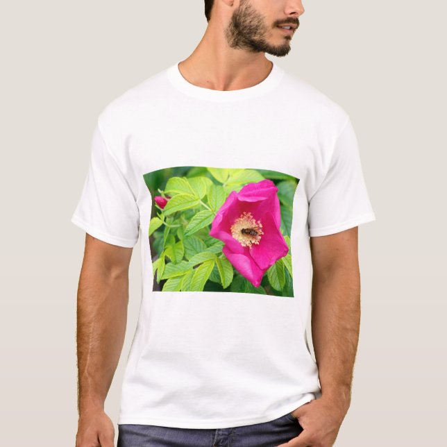 Sitka Alaska Waldbumblebee in Rose Blume T-Shirt (Vorderseite)