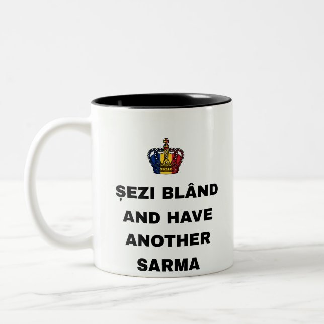 SITZ BEQUEM UND NIMM NOCH EIN SARMA ZWEIFARBIGE TASSE (Links)