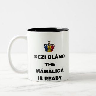 SITZ GEMÜTLICH, DER MĂMĂLIGĂ IST FERTIG ZWEIFARBIGE TASSE
