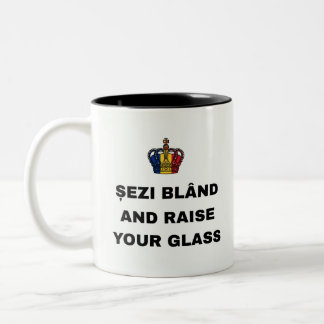 SITZ GEMÜTLICH UND ERHEBE DEIN GLAS ZWEIFARBIGE TASSE