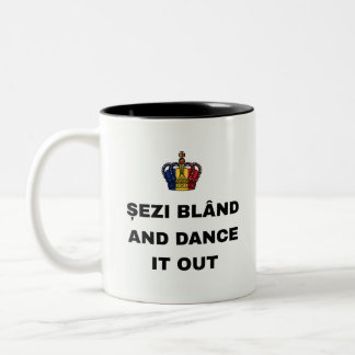SITZ RUHIG UND TANTZE ES AUS ZWEIFARBIGE TASSE
