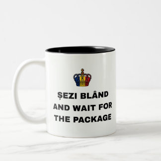 SITZ RUHIG UND WARTE AUF DAS PAKET ZWEIFARBIGE TASSE
