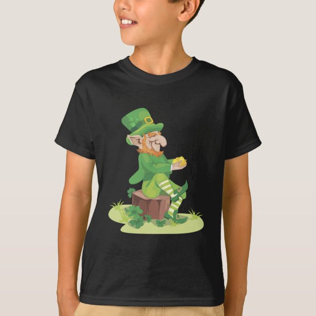 Sitzen Leprechaun T-Shirt (Vorderseite)