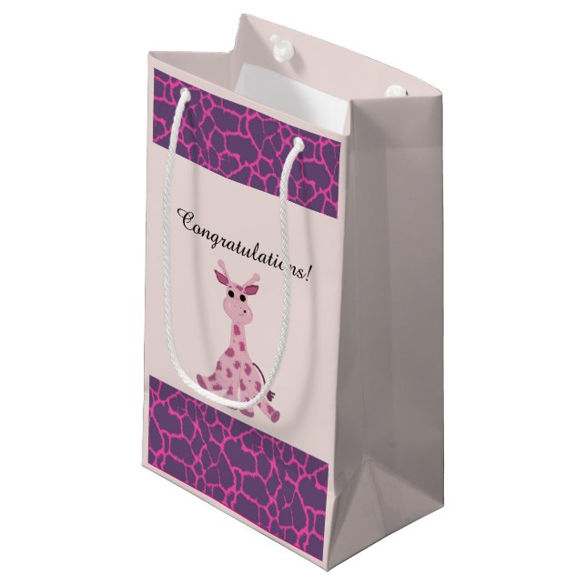 Sitzen Pink Whimsical Giraffe Kleine Geschenktüte (Vorderseite Schrägansicht)