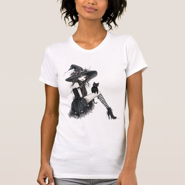 Sitzende gotische Hexe – Witchcore Dunkle Eleganz T-Shirt (Vorderseite)