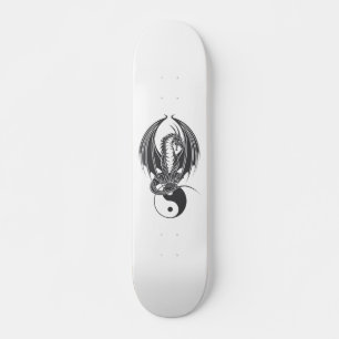 Sitzender Drache auf Yin Yang Skateboard