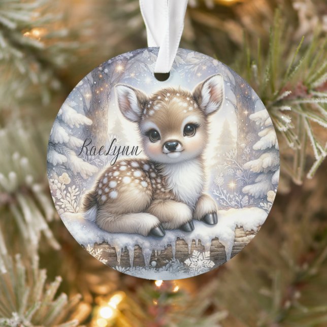 Sitzendes Reh im Schneeflockenwald Ornament (Baum)