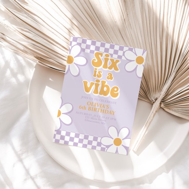 Six ist ein Vibe Retro Karo Lilac Daisy Einladung (Von Creator hochgeladen)