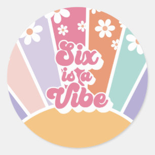 Six ist eine Vibe Retro Sunshine Rainbow Daisy Runder Aufkleber
