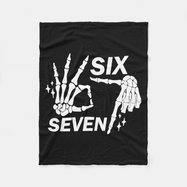 Six Seven 6 7 Meme Funny Skeleton Hands Sign Let's Fleecedecke (Vorderseite)