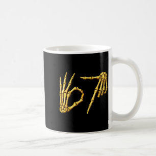 Six Seven 6 7 Meme Lustiges Skelett Hände Schild L Kaffeetasse