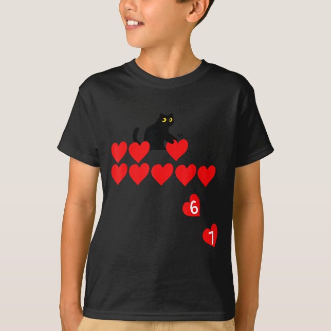 Six Seven Black Cat Knocking Off Hearts Funny 67 V T-Shirt (Vorderseite)
