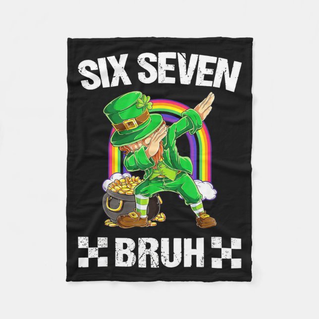 Six Seven Bruh Dabbing Leprechaun St Patricks Day  Fleecedecke (Vorderseite)