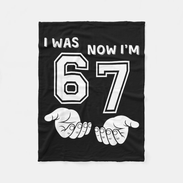 Six Seven Meme 7 Year Old Birthday Shirt Was 6 Now Fleecedecke (Vorderseite)