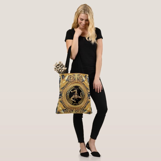 sizilianische Medusa mit Sphinges Tote Bag (Am Model)