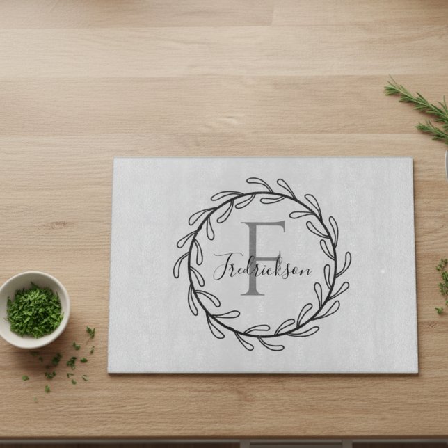 Skandi Monogramm Kranz Botanisch Minimalistisch Schneidebrett (Minimalist Scandi wreath monogram design — a beautiful housewarming gift idea for a modern home.)