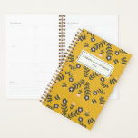 Skandinavische Folklore-Blume in Gelb Personalisie Planer<br><div class="desc">Moderne skandinavische Blume,  die in Gelb,  Rosa und Grau zeichne,  personalisiert mit Ihrem Namen.</div>