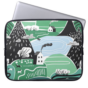 Skandinavische Häuser, Bäume, Bergbilder Laptopschutzhülle