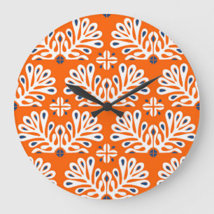 Skandinavische Tradition: Ethnisches Blumenmosaik. Große Wanduhr