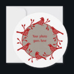 Skandinavische Vögel mit Rosehips-Kranz-Foto Feiertagskarte<br><div class="desc">In dieser hübsch skandinavischen Weihnachtskarte umgibt ein festlicher Gewitter von Vögeln und Rose Ihr eigenes Foto. Passen Sie den Text auf der Rückseite mit Ihrer Auswahl an Gruß,  und natürlich Ihren eigenen Familiennamen!</div>