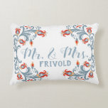 Skandinavische Volkskunst Herr und Frau Blue Pillo Dekokissen<br><div class="desc">Dieses skandinavische inspirierte Mister und Mrs. Pillow präsentiert ein blumengeschmücktes Volkskunstdesign im skandinavischen Stil der Tole. Der Rand um die Kissenvorderseite ist blau, wirbelig, mit gelben, grauen und roten Blume auf einem geradezu weißen Hintergrund. Passen Sie den Namen des Paares auf der Vorderseite an, und ihr Hochzeitstag auf der Rückseite....</div>
