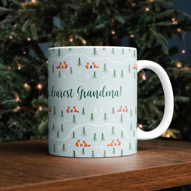 Skandinavische Weihnachtsfüchse im Schneewald Kaffeetasse (Scandinavian Custom Christmas mug with your text and cute woodland foxes and fir trees)