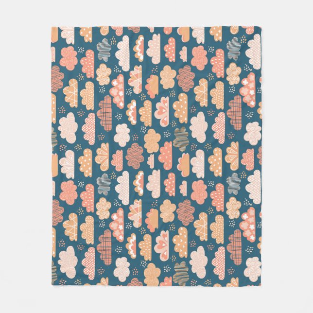 Skandinavische Wolken: Goldene Childene Muster. Fleecedecke (Vorderseite)