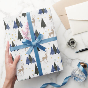 Skandinavischer Waldhirsch und Weihnachtsbäume Geschenkpapier