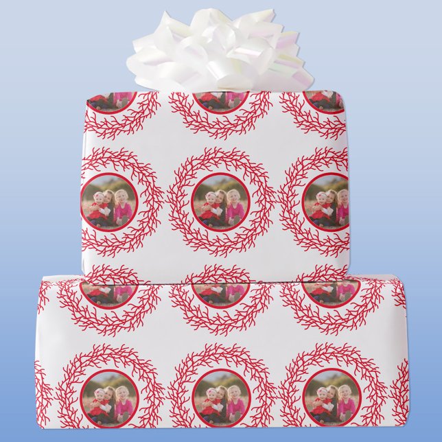 Skandinavisches Foto Rot und Weiß Geschenkpapier (Scandinavian wreath personalized photo red and white Christmas or Holiday gift wrapping paper roll)