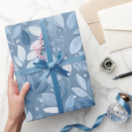 Skandinavisches weiches blaues Blatt weißes Blumen Geschenkpapier
