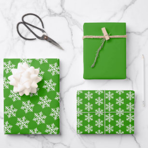 Skandinavisches weißes Schneeflockenmuster auf Grü Geschenkpapier Set