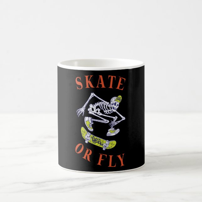 Skate oder Fly Skeleton Skateboarder Kaffeetasse (Mittel)